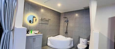 Deluxe Double Room, Balcony | Bathroom | Shower, free toiletries, hair dryer, slippers