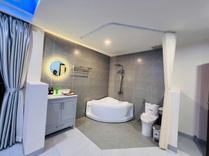 Kahden hengen deluxe-huone, parveke | Kylpyhuone | Suihku, ilmaiset hygieniatuotteet, hiustenkuivaaja, tohvelit