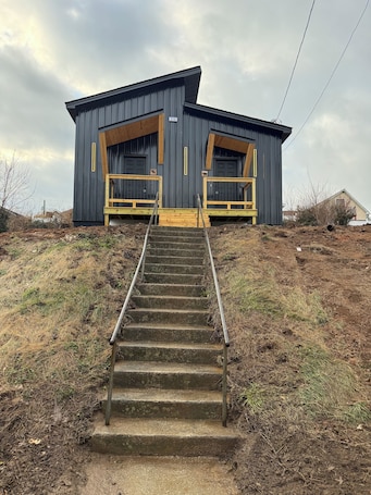 Exterior. 1 Bedroom Bourbon House on the Hill
