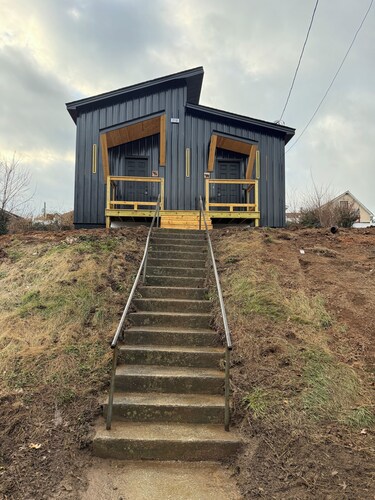 1 Bedroom Bourbon House on the Hill