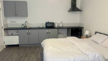 Iron/ironing board, WiFi, bed sheets, wheelchair access