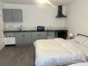 Iron/ironing board, WiFi, bed sheets, wheelchair access - Serene Studio  in Dudley (Dudley)