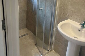 Shower, hair dryer, towels - Serene Studio  in Dudley (Dudley)