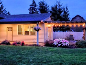 Exterior - Cozy 1-bedroom cottage with private entrance in charming Battle Ground (Battle Ground)