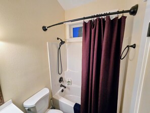 Hair dryer, towels, soap, toilet paper - Cozy 1-bedroom cottage with private entrance in charming Battle Ground (Battle Ground)