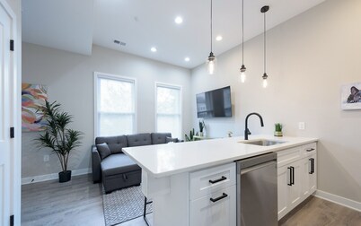 Beautiful 2-Bedroom Updated near Metro