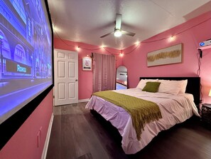 2 bedrooms, iron/ironing board, WiFi, bed sheets - Pink Palace Cinema Oasis•Cozy Extravaganza•Beach (Gulfport)