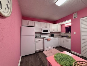Private kitchen - Pink Palace Cinema Oasis•Cozy Extravaganza•Beach (Gulfport)