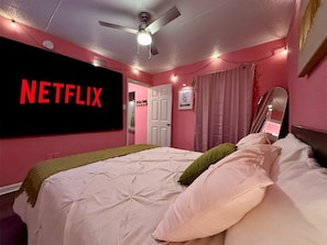 2 bedrooms, iron/ironing board, WiFi, bed sheets - Pink Palace Cinema Oasis•Cozy Extravaganza•Beach (Gulfport)