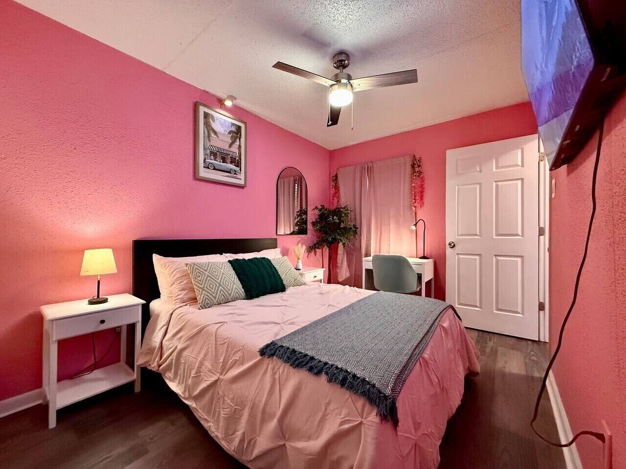 2 habitaciones, escritorio, tabla de planchar con plancha y wifi gratis 