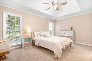 4 bedrooms, iron/ironing board, WiFi, bed sheets - Lakeview Retreat in Denver of the South- 30 mins north of Charlotte (Denver)