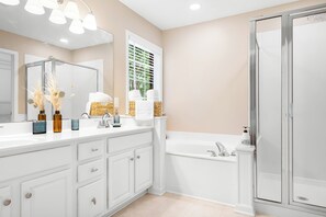 Jetted bath, hair dryer, towels, soap - Lakeview Retreat in Denver of the South- 30 mins north of Charlotte (Denver)