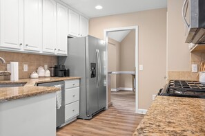 Private kitchen - Lakeview Retreat in Denver of the South- 30 mins north of Charlotte (Denver)