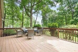 Outdoor dining - Lakeview Retreat in Denver of the South- 30 mins north of Charlotte (Denver)