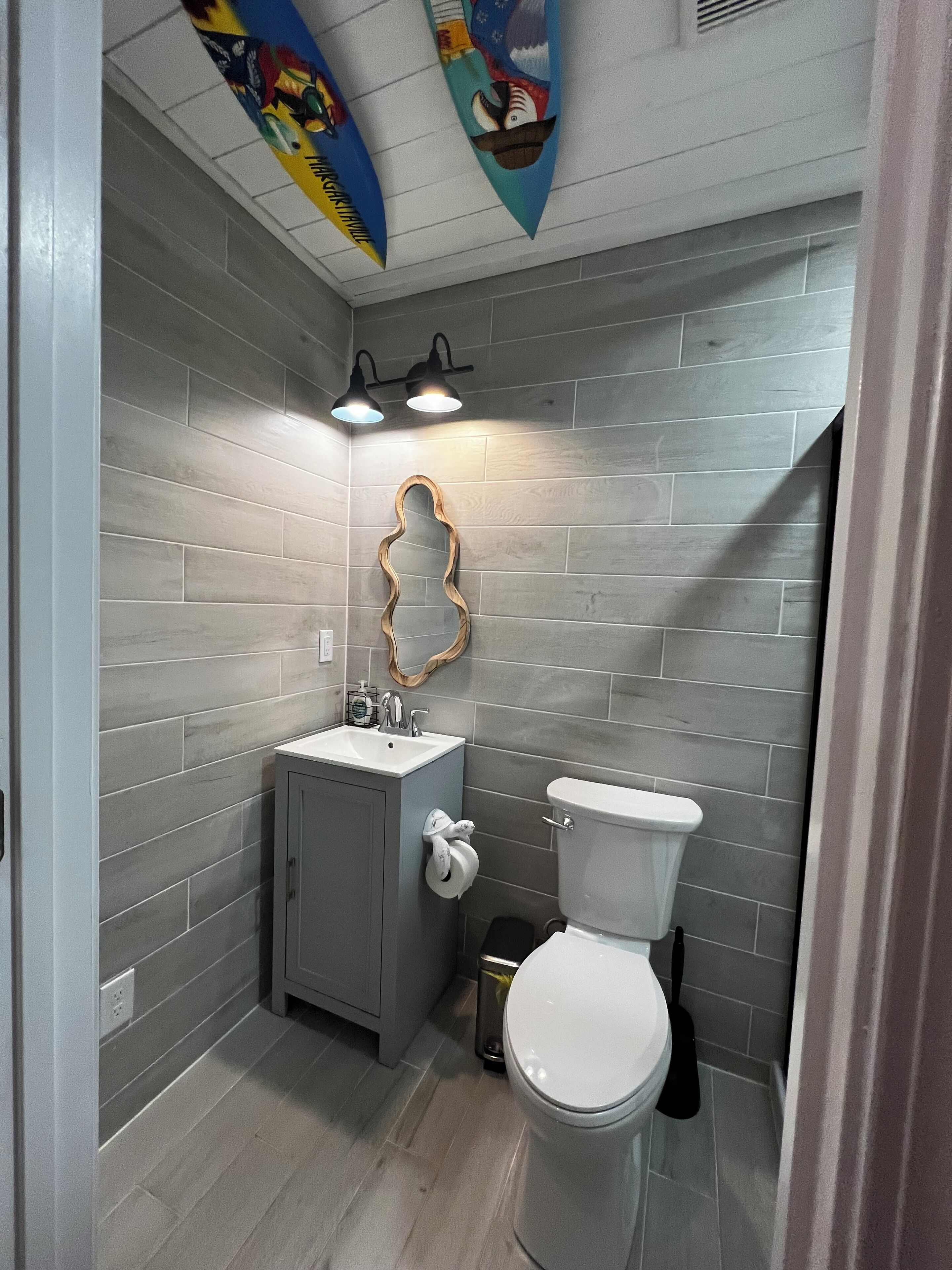 Dusch, hårtork, handdukar och tvål