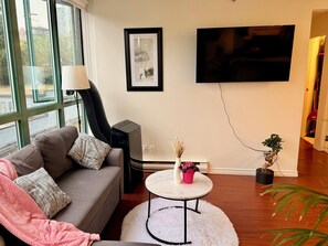 Living area - Cozy Beach Getaway Near Seawall (Vancouver)