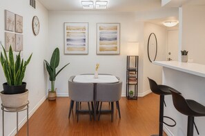 Interior - Cozy Beach Getaway Near Seawall (Vancouver)