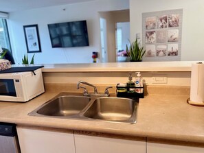 Private kitchen - Cozy Beach Getaway Near Seawall (Vancouver)