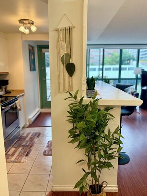 Private kitchen - Cozy Beach Getaway Near Seawall (Vancouver)