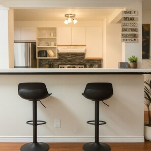 Private kitchen - Cozy Beach Getaway Near Seawall (Vancouver)