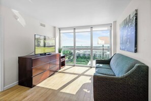 TV, mesa de pingue-pongue