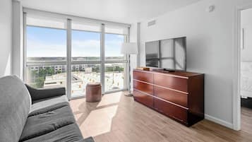 Een televisie en een tafeltennistafel