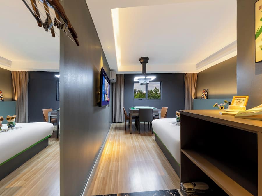 Quarto casal club | Escrivaninha, espaço de trabalho para notebook, cortinas blackout