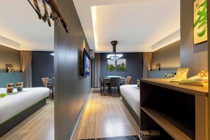 Club Double Room | Meja, ruang kerja komputer riba, langsir/tirai gelap terus, kalis bunyi 