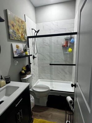 Bathroom - Large Pond View, 2 min to Lake! Hot tub (Nancy)