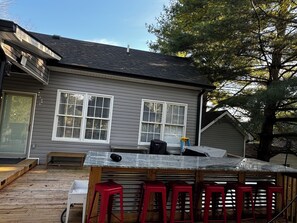 Outdoor dining - Large Pond View, 2 min to Lake! Hot tub (Nancy)