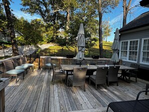 Outdoor dining - Large Pond View, 2 min to Lake! Hot tub (Nancy)