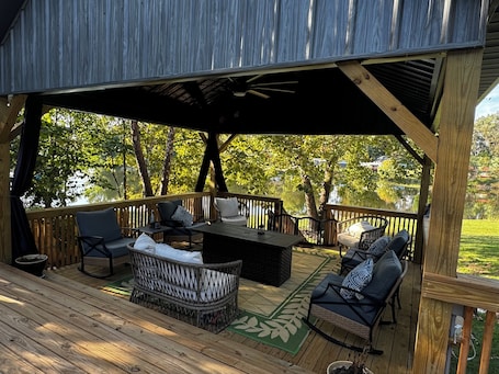 Terrace/patio. Large Pond View, 2 min to Lake! Hot tub
