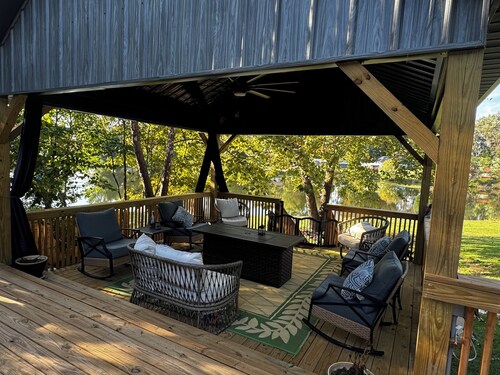 Large Pond View, 2 min to Lake! Hot tub