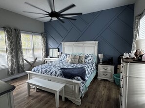 Room - Large Pond View, 2 min to Lake! Hot tub (Nancy)