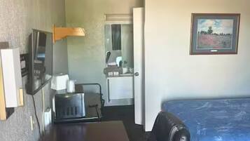 Iron/ironing board, WiFi, bed sheets