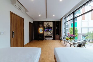 Desk, free WiFi - Paradise Bay Hotel (Van Giang)