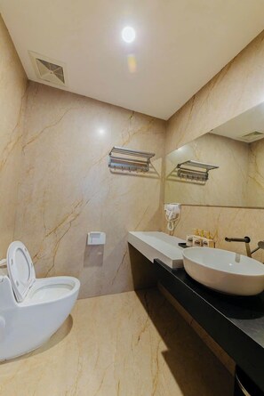 Hair dryer, towels, soap, shampoo - Paradise Bay Hotel (Van Giang)
