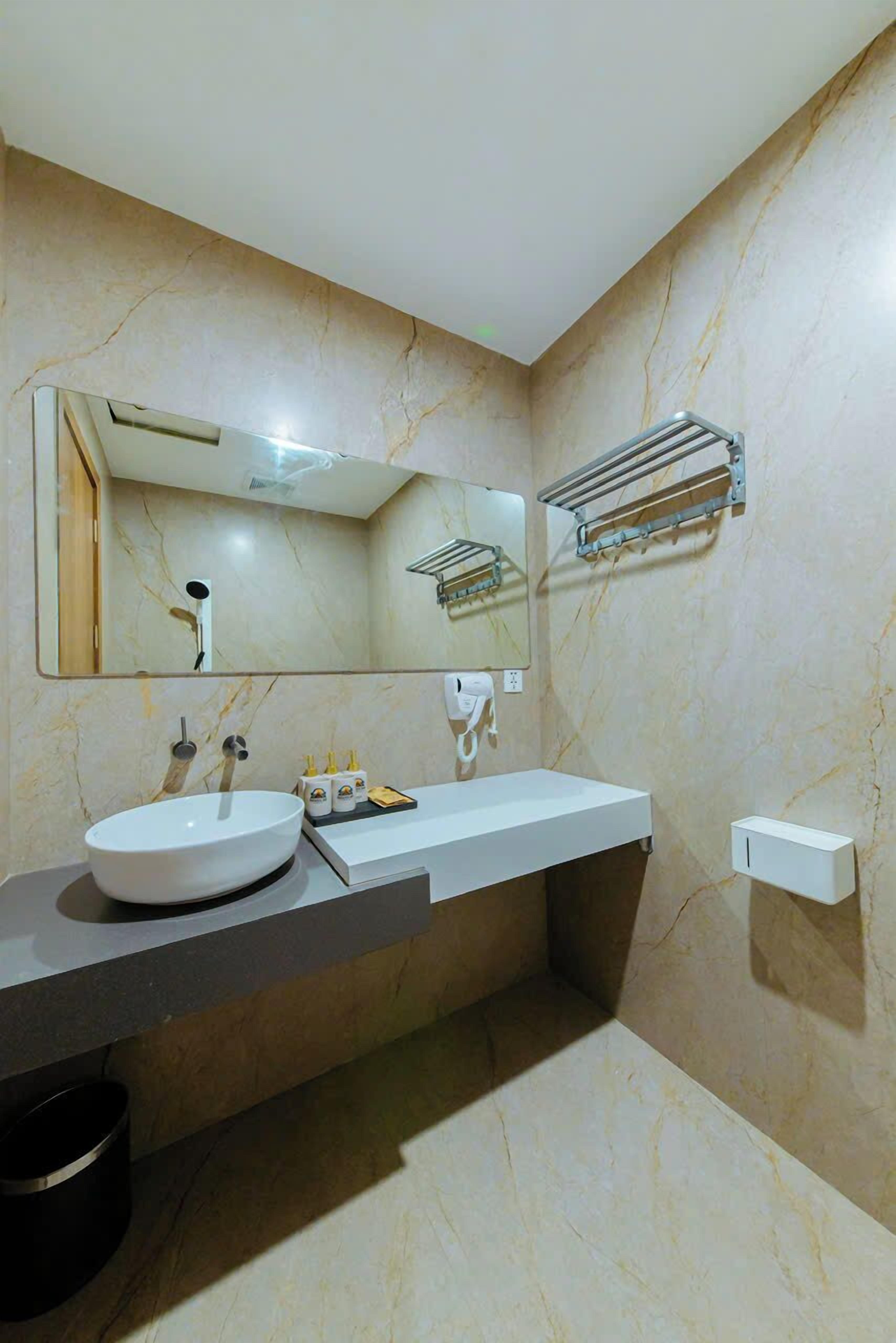 Quarto casal ou duplo standard, sacada, vista para a cidade | Banheiro | Secador de cabelo, toalhas de banho, sabonete, shampoo