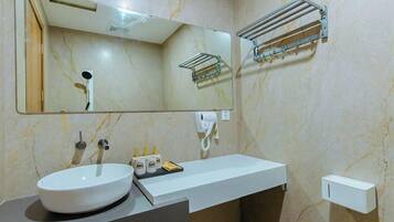 Quarto casal ou duplo standard, sacada, vista para a cidade | Banheiro | Secador de cabelo, toalhas de banho, sabonete, shampoo