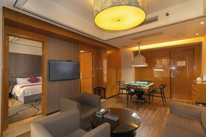 Suite Business, vistas a la ciudad | Zona de estar