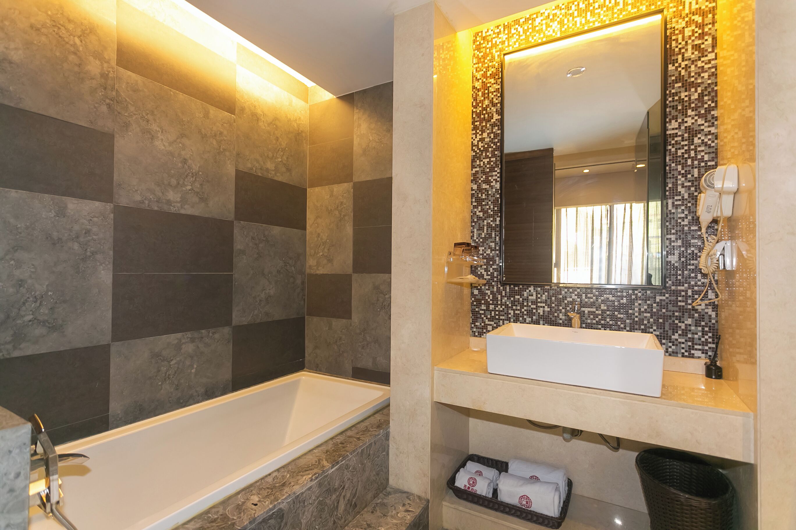 Suite, City View | Private spa tub