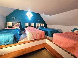 8 عدّة غرف نوم ومكواة/لوح كي وواي فاي وملاءات أسرّة