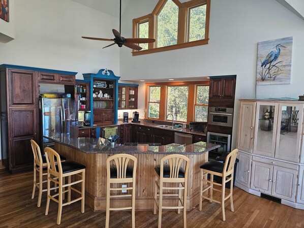 ثلاجة، ميكروويف، فرن، موقد طهي مسطح