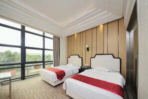 Klassieke Twin kamer, uitzicht op de stad | Een bureau, een laptopwerkplek, verduisterende gordijnen, gratis wifi