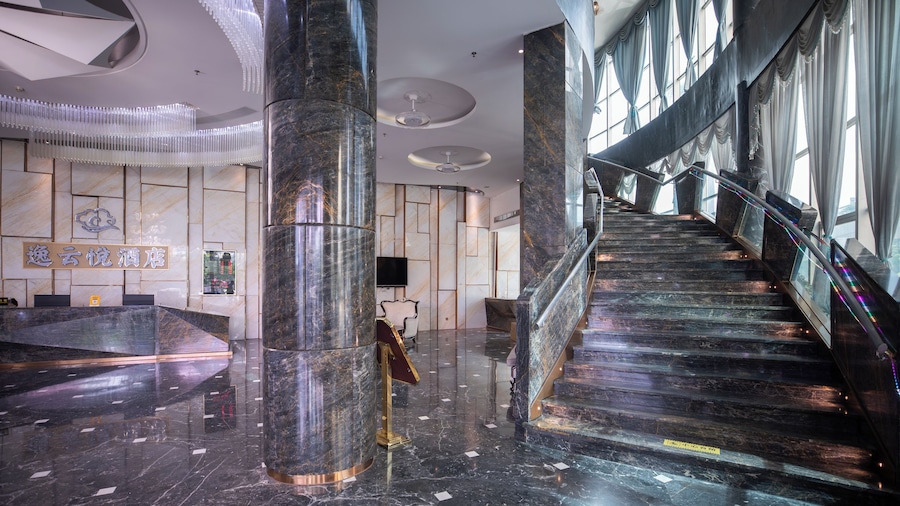 CloudEase International Aparthotel