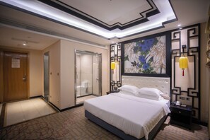 Escritorio, espacio para trabajar con un portátil, cortinas opacas