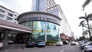Ein modernes Hotel mit einer geschwungenen Fassade, mehreren Stockwerken und einer markanten Schilderung.