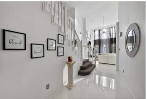 المنشأة من الداخل