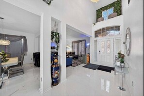 المنشأة من الداخل