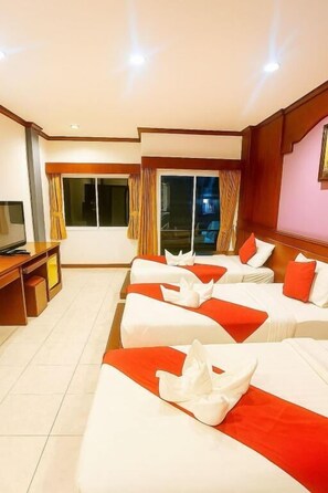 Escritorio, espacio para trabajar con laptop y wifi gratis